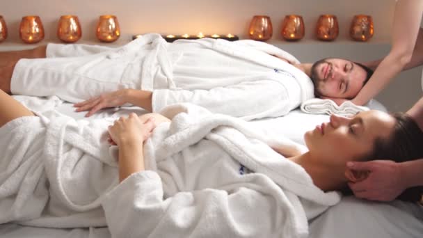 para-sdelaet-massazh-golaya-milena-latika