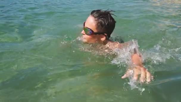 Junge beim Schwimmen im Meer. Zeitlupe — Stockvideo 