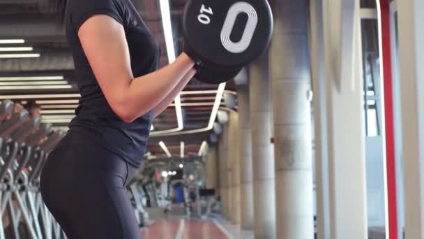Athletic woman pumping up muscules with barbell. — Stock Footage Athletic woman pumping up muscules with barbell. Video Clip