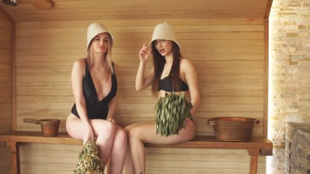 štíhlé ženy tráví čas v sauně
