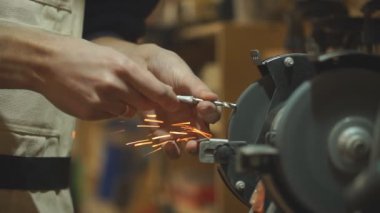 Çok çalışan marangozun ahşabı kestiği yakın plan..