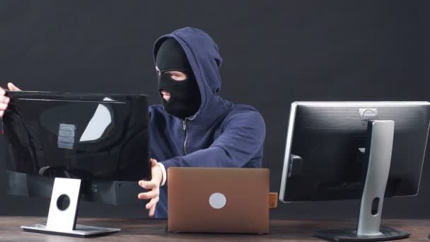Хакер с помощью компьютера ночью, экран отражения . — стоковое видео