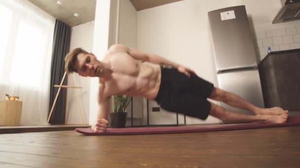 Człowiek ćwiczący mięśnie boczne pleców. — Wideo stockowe