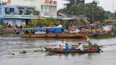 Cai yüzen Pazar çaldı