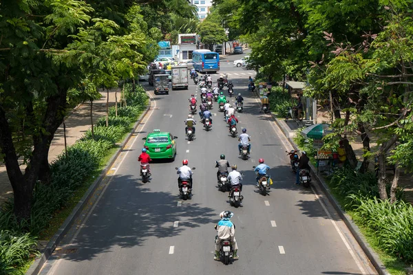 Ho Chi Minh, Vietnam - 11 Mart 2017: Motosiklet binlerce Ho Chi Minh City olarak da bilinen Saigon, Vietnam en büyük kenti sokaklarında kalabalık