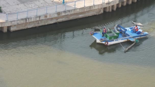 Ein Unbekannter Hausmeister Arbeitet Fluss Der Stadt Chi Minh Chi — Stockvideo