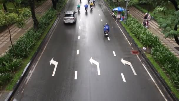 Verkeer in regen — Stockvideo