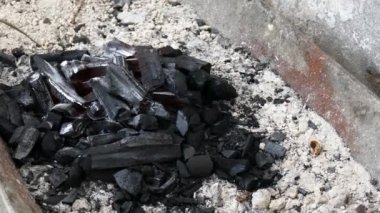 Bir şenlik ateşi için için yanan külleri