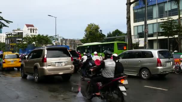 Trafik sıkışıklığı yağmurda — Stok video