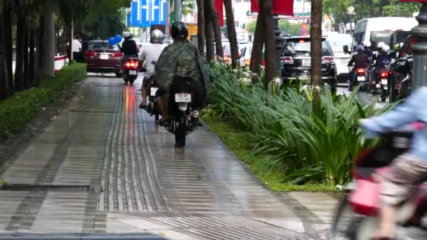 HO CHI MINH, VIETNAM - MARCH 18 2017: Unidentified people driving wrong way to footpath when traffic jam — Stock Footage Chi Minh Vietnam March 2017 Unidentified People Driving Wrong Way Video Clip