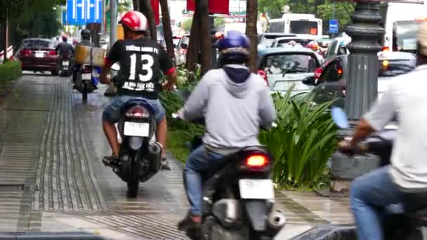 渋滞時 正体不明の人々 の運転間違った歩道に方法であるホー ベトナム 2017 — ストック動画