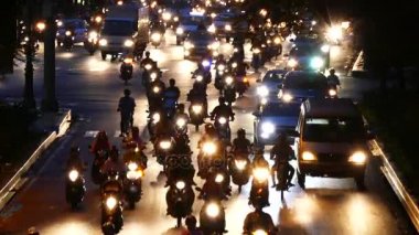 Ho Chi Minh, Vietnam - 18 Mart 2017: Bitirim, ses çalışma saatleri içinde trafik. Motosiklet ve araba binlerce Saigon, Vietnam en büyük şehri olarak bilinen Ho Chi Minh City sokaklarında kalabalık.