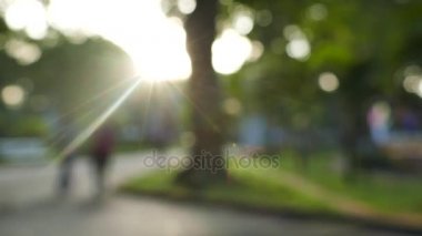 Ho Chi Minh city, Vietnam - Şubat, 2017: sun ray ile odak dışı. Kimliği belirsiz kişi çalıştıran ve sunshin ile bir parkta yürüyüş