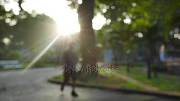 Fuori fuoco con i raggi del sole — Video Stock