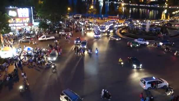 大叻城 2017年7月12日 许多不明身份的人驾驶摩托车 公共汽车 卡车和步行在大 Lat 中心市场 这个地方是最受欢迎的购物在大 Lat — 图库视频影像