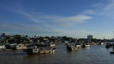 Cantho, Vietnam - 08 Ağustos, 2017: Cai Rang Mekong Nehri içinde yüzen çarşı karakteristik için Batı Nehri alan rahat ve rustik iş tarımsal emtia Can Tho City, Vietnam
