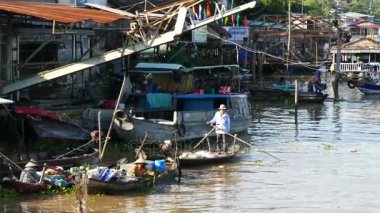 Cai yüzen Pazar çaldı