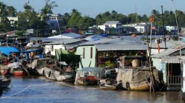 Cai yüzen Pazar çaldı