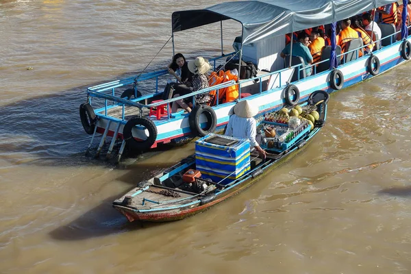 Cai yüzen Pazar çaldı