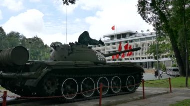 Yeniden birleşme Sarayı avluda Çin tankıdır. Vietnam Savaşı sonunda bağımsızlık Sarayı'nın kapıları ile aynı modeli tank patlama