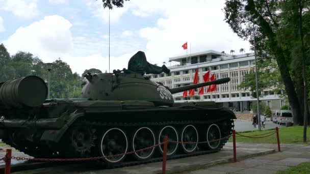 Čínský Tank Dvoře Paláce Znovusjednocení Stejný Model Tank Prolomil Brány — Stock video