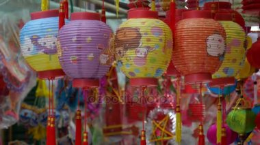 Ayın ortalarında geleneksel kültür, Luong Nhu Hoc caddesinde yerel halk fener satıyor. İnsanlar ziyarete gelir, fener alır, renkli fenerlerle fotoğraf çeker. Fenerlerde marka adı ya da logosu yok.