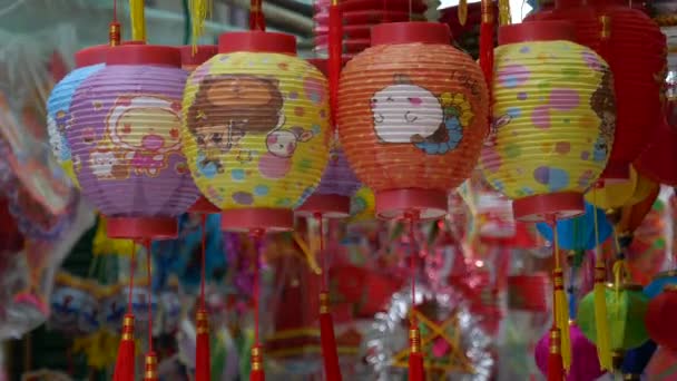 旧暦の秋の半ばに伝統文化 地元の人々はLuong Nhu Hoc通りに提灯を販売しています 人々が訪問し 提灯を購入し カラフルな提灯で写真を撮る ブランド名やロゴではありません — ストック動画