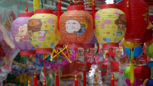 旧暦の秋の半ばに伝統文化 地元の人々はLuong Nhu Hoc通りに提灯を販売しています 人々が訪問し 提灯を購入し カラフルな提灯で写真を撮る ブランド名やロゴではありません — ストック動画
