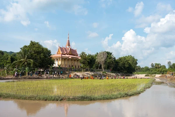 Mekong delta nehir, bir Giang city, Vietnam-18 Eylül 2017: pirinç Festivali. Yerel köydeki pirinç festivaldeki Khmer pagoda için bitki. Mekong delta nehir, bir Giang il, Viet Nam