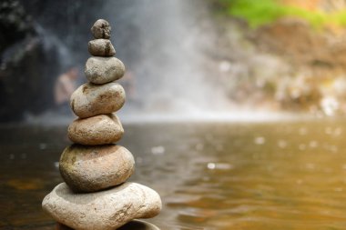 Şelale üzerinde çakıl. Lisanslı yüksek kaliteli ücretsiz stok taş piramit çakıl şelale simgeleyen istikrar, zen, uyum, denge