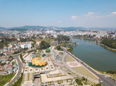 Havadan görünümü Da Lat şehir. Lisanslı yüksek kaliteli ücretsiz stok görüntü dağ ve orman ile Da lat merkezi şehrin en iyi görüş. Da Lat popüler bir turizm kentidir
