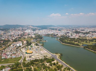 Havadan görünümü Da Lat şehir. Lisanslı yüksek kaliteli ücretsiz stok görüntü dağ ve orman ile Da lat merkezi şehrin en iyi görüş. Da Lat popüler bir turizm kentidir