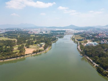 Havadan görünümü Da Lat şehir. Lisanslı yüksek kaliteli ücretsiz stok görüntü dağ ve orman ile Da lat merkezi şehrin en iyi görüş. Da Lat popüler bir turizm kentidir