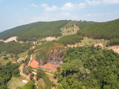 Üstten Görünüm. Bir dron havadan görünümden. Lisanslı yüksek kaliteli ücretsiz stok görüntü yolun ormanın içinde. Yolun ortasında bir orman ile birçok ağaç güzel, yol çok dolambaçlı geçmek ve eğri