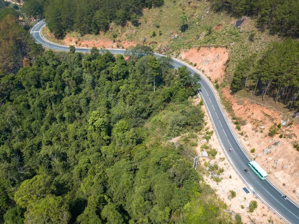 顶部视图 无人驾驶飞机的鸟瞰图 版税高品质的自由股票形象的道路在森林 森林里的路是美丽的 有许多树 道路通过非常蜿蜒和曲线 — 图库照片