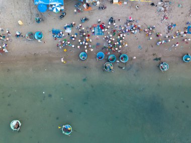 Üst manzara, hava manzaralı balıkçı limanı pazarı. Mui Ne balıkçı köyünde kraliyet mensubu yüksek kalitede bedava balık pazarı. Balıkçılık limanı popüler bir turizm merkezidir, deniz ürünleri alıp satar.