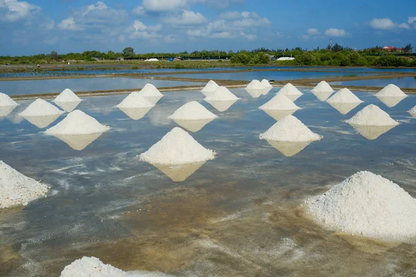晴れた日の白塩フィールドです ロイヤリティ高品質無料映像素材集ビーチ ビレッジの白い塩フィールドの 塩は人々 のための重要な食糧 — ストック写真