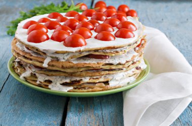 domates ve maydanoz bir mavi ahşap ile kabak pasta 