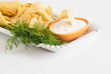 cips ve sos izole dereotu sosu ile