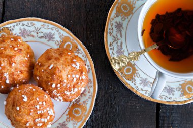 şeker ve bir dar çay ile vintage Kupası ile tepesinde profiterol