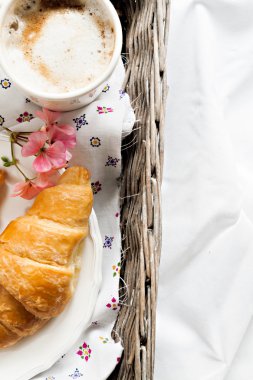 ay çöreği, kahve fincanı, hasır tra üzerinde romantik tarzda çiçek