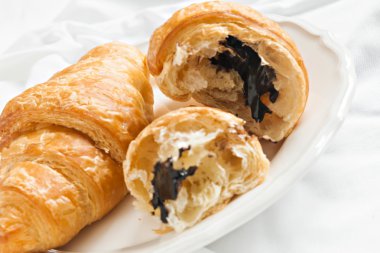 Çikolatalı kruvasan yakın bozuldu