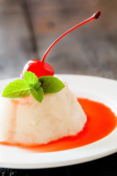 Dessert di mousse alla panna ariosa bianca con sciroppo, ciliegia, menta su buio — Foto Stock