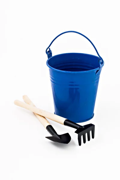 花园铲、 耙和孤立的蓝色金属桶 — 图库照片