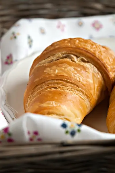 Croissants im romantischen Stil im Weidenkorb — Stockfoto