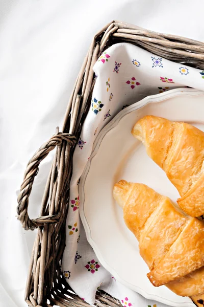 Croissants im romantischen Stil im Weidenkorb — Stockfoto