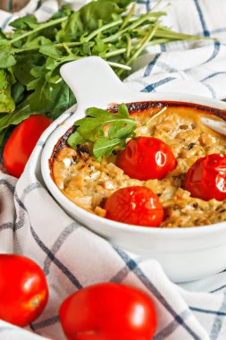 Kabak, domates ve yeşillik bir wo peçeteyi tarih ile güveç