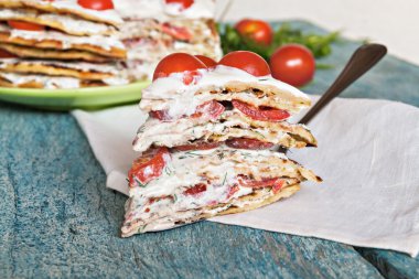 domates ve maydanoz bir mavi ahşap ile kabak pasta 