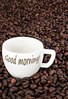 fincan kahve çekirdekleri ve arka plan üzerinde yazıt ile