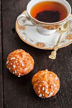 şeker ve bir dar çay ile vintage Kupası ile tepesinde profiterol
